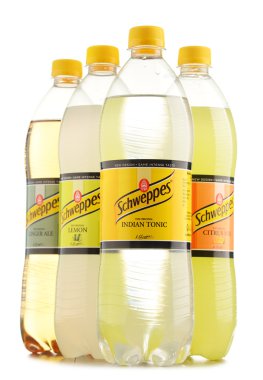 Beyaz izole çeşitli Schweppes içecekler şişe