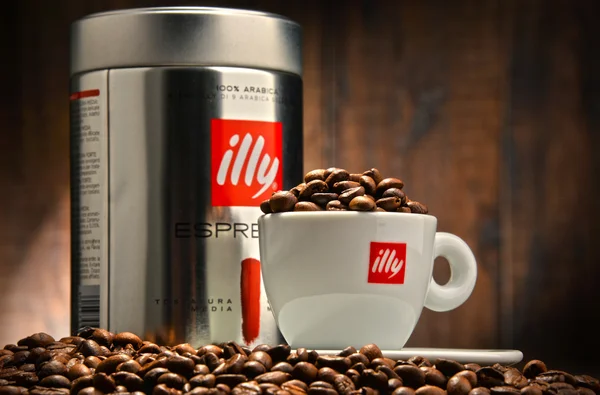 Composición con taza de café Illy y frijoles — Foto de Stock