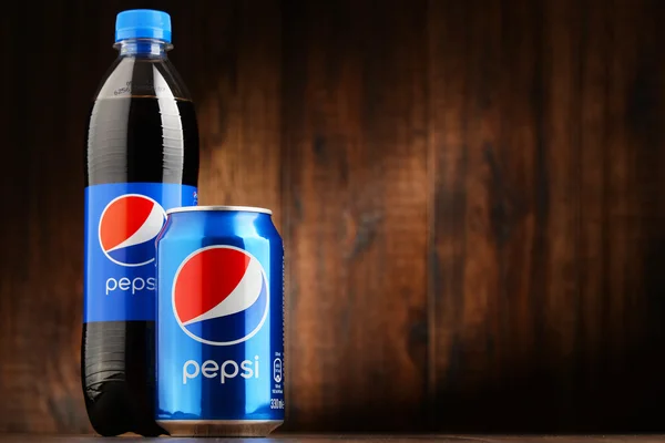 Бутылка и банка газированного безалкогольного напитка Pepsi — стоковое фото