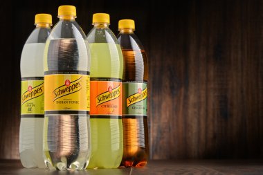Çeşitli Schweppes içecekler şişe