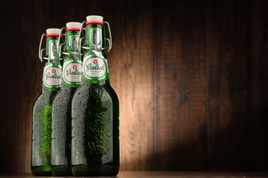 Üç Grolsch bira şişesi
