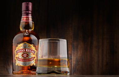 Chivas Regal 12 şişe harmanlanmış Scotch viski