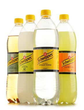 Beyaz izole çeşitli Schweppes içecekler şişe