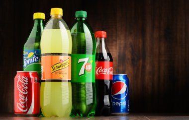 Çeşitli küresel alkolsüz içecekler şişe