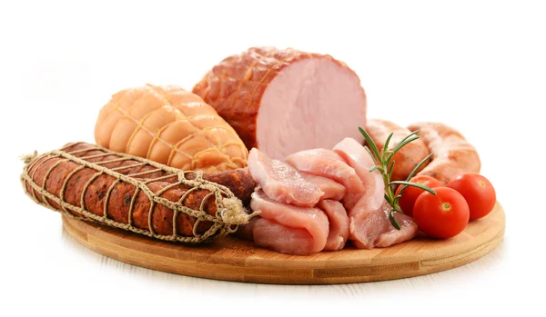 Productos cárnicos, incluidos el jamón y las salchichas, aislados en blanco —  Fotos de Stock