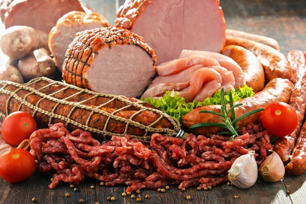 Vleesproducten met inbegrip van ham en worstjes — Stockfoto