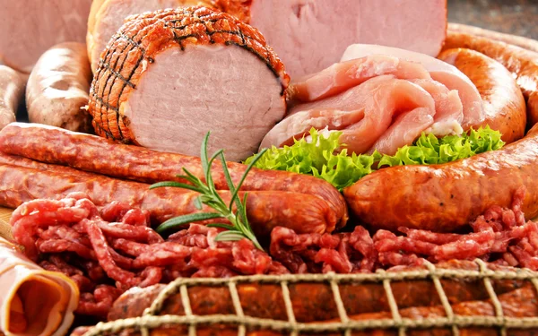 Prodotti a base di carne, compresi prosciutto e salumi — Foto Stock