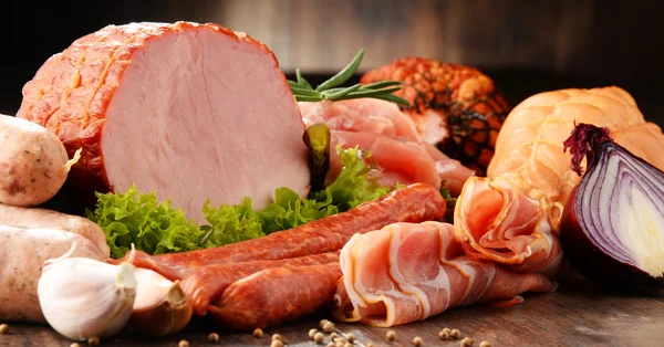 Produtos à base de carne, incluindo presunto e salsichas — Fotografia de Stock