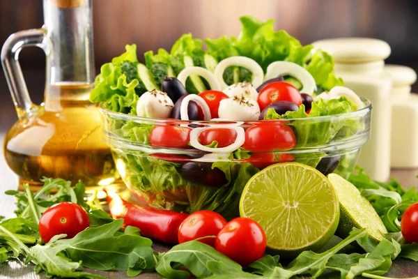 Composição com tigela de salada vegetal. Dieta equilibrada — Fotografia de Stock