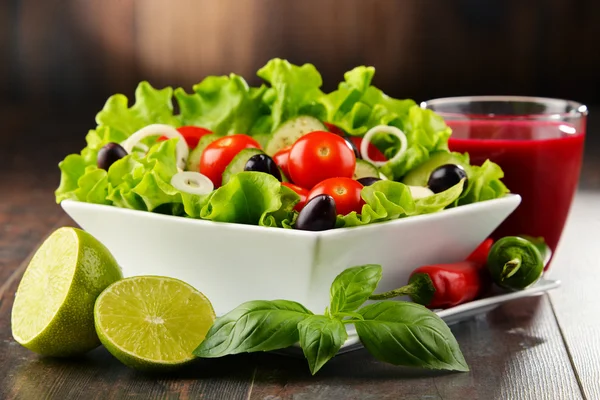 Samenstelling met plantaardige slakom en glas sap — Stockfoto