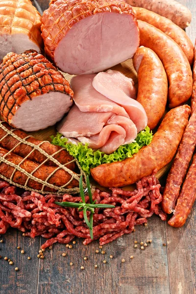 Produtos à base de carne, incluindo presunto e salsichas — Fotografia de Stock