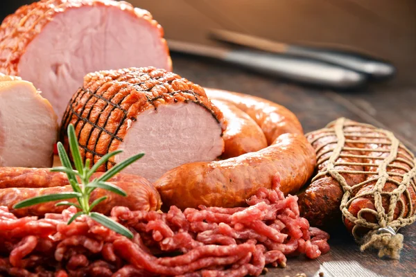 Prodotti a base di carne, compresi prosciutto e salumi — Foto Stock