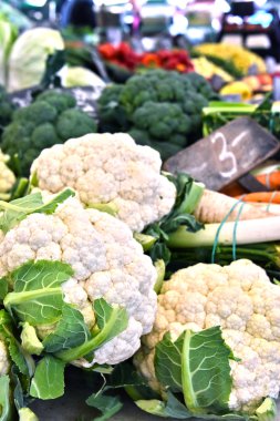 Semt pazarı durak üzerinde taze organik sebze