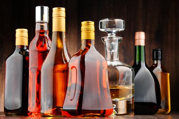 Botellas de bebidas alcohólicas variadas — Foto de Stock