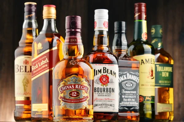 Bottiglie di diverse marche di whisky provenienti da USA, Irlanda e Scozia — Foto Stock