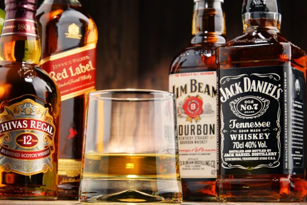 Cam ve birkaç viski marka şişe kompozisyonu — Stok fotoğraf