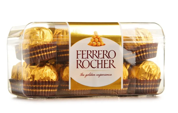 Kotak Ferrero Rocher coklat permen diisolasi pada putih — Stok Foto