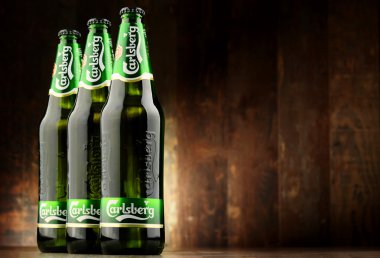 Üç Carlsberg bira şişesi
