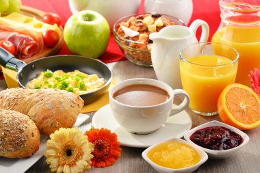 Kahve, meyve suyu, yumurta ve rulo ile Kahvaltı