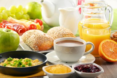 Kahve, meyve suyu, yumurta ve rulo ile Kahvaltı