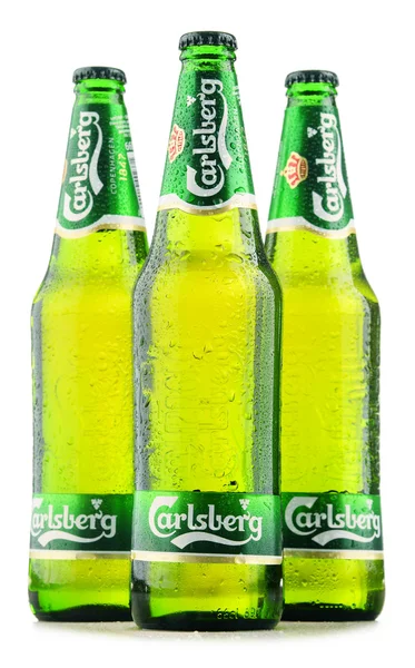 Tres botellas de cerveza Carlsberg aisladas en blanco —  Fotos de Stock