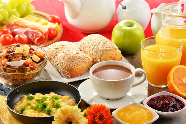 아침 식사와 커피, 주스, 계란, 및 롤 제공 — 스톡 사진