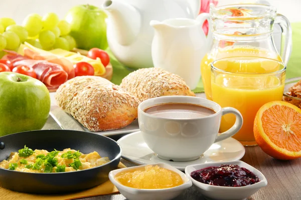 Desayuno servido con café, jugo, huevo y panecillos — Foto de Stock