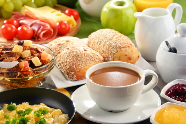 Snídaně s kávou, džusem, vajíčko a rohlíky — Stock fotografie
