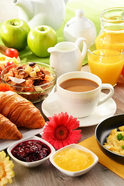 Desayuno servido con café, jugo, huevo y panecillos — Foto de Stock