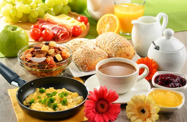 Frühstück mit Kaffee, Saft, Ei und Brötchen — Stockfoto