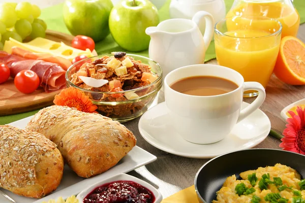 Petit déjeuner servi avec café, jus de fruits, œufs et petits pains — Photo