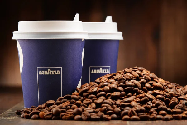 Композиція з чашкою кава Lavazza і квасолі — стокове фото