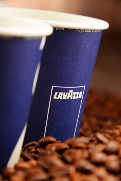 Σύνθεση με φλιτζάνι καφέ Lavazza και φασόλια — Φωτογραφία Αρχείου
