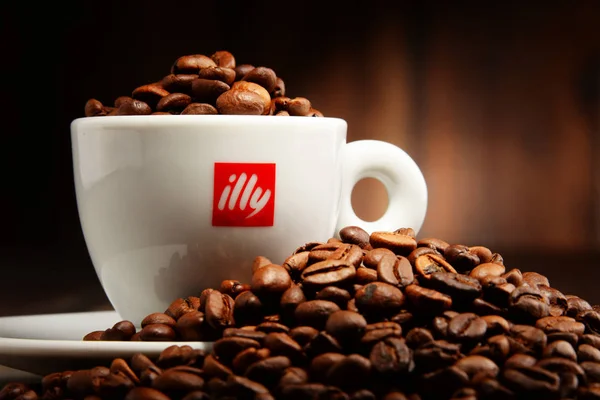 Composição com xícara de café Illy e grãos — Fotografia de Stock