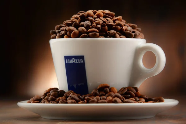 ラバッツァのコーヒーと豆のカップと組成 — ストック写真