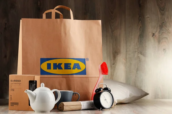 Оригинальный бумажный пакет IKEA и его продукты — стоковое фото