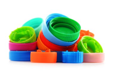 Renkli plastik şişe kapakları ile kompozisyon