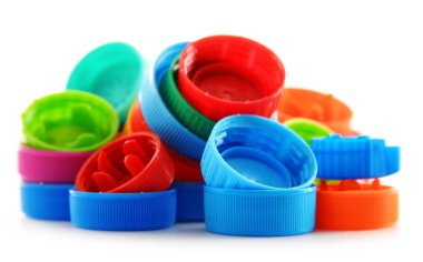 Renkli plastik şişe kapakları ile kompozisyon