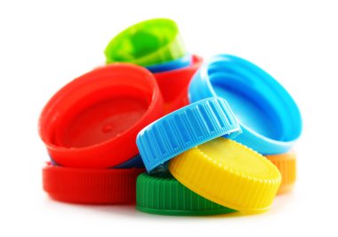 Renkli plastik şişe kapakları ile kompozisyon