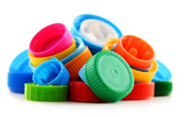 Renkli plastik şişe kapakları ile kompozisyon