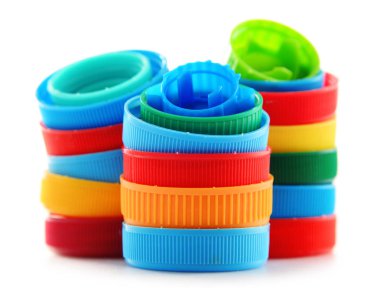 Renkli plastik şişe kapakları ile kompozisyon