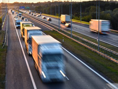 Dört şeritli kontrollü erişimli otoyol Polonya