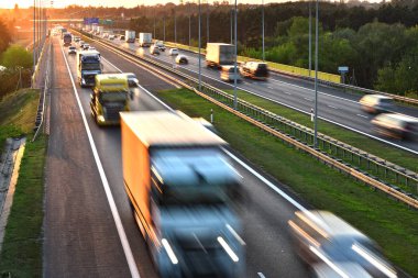Dört şeritli kontrollü erişimli otoyol Polonya