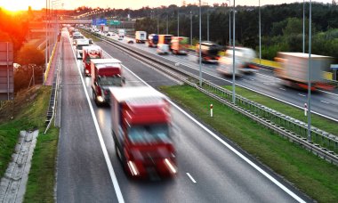 Dört şeritli kontrollü erişimli otoyol Polonya