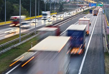 Dört şeritli kontrollü erişimli otoyol Polonya