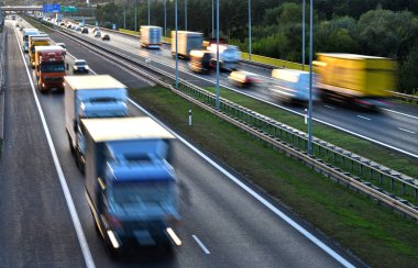 Dört şeritli kontrollü erişimli otoyol Polonya