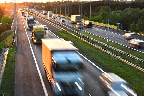 Vierspurige kontrollierte Autobahn in Polen — Stockfoto