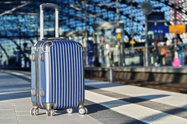 Valigia da viaggio sulla piattaforma ferroviaria — Foto Stock