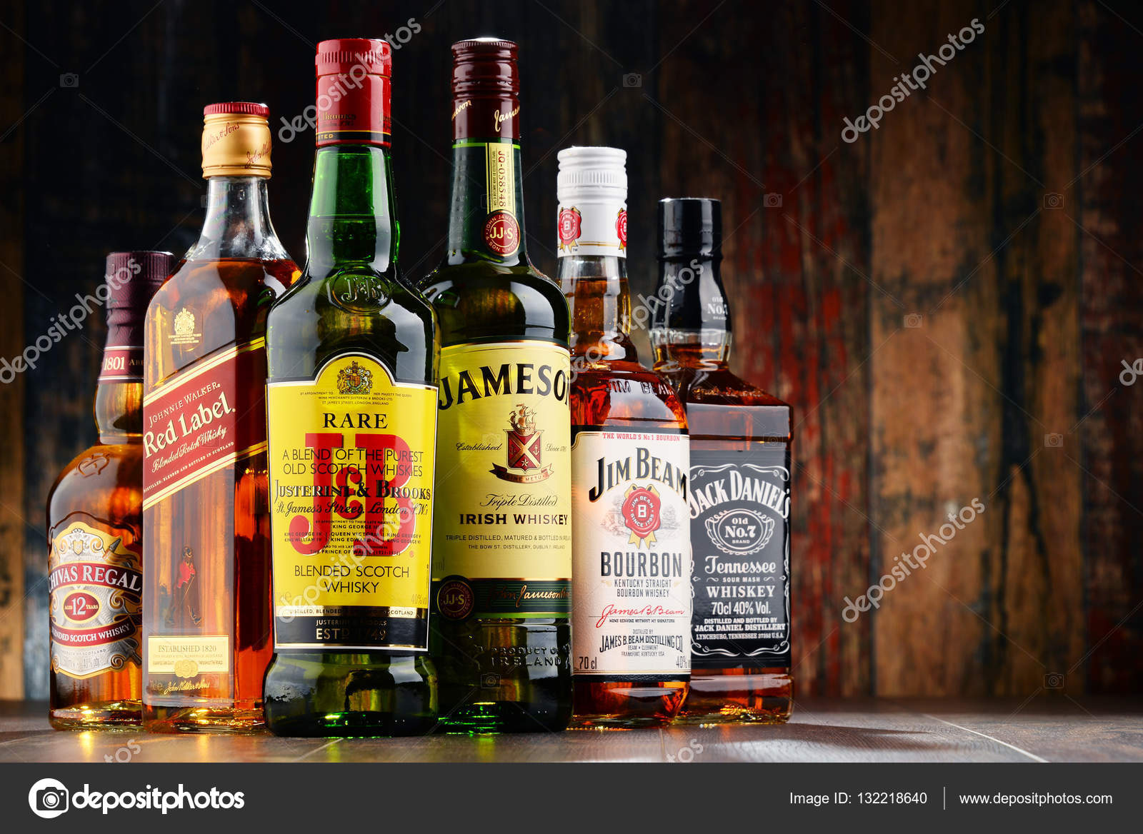 Presentator Scorch sympathie Samenstelling met flessen van populaire whisky merken – Redactionele  stockfoto © monticello #132218640
