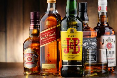 Şişe popüler viski markalarından ile kompozisyon
